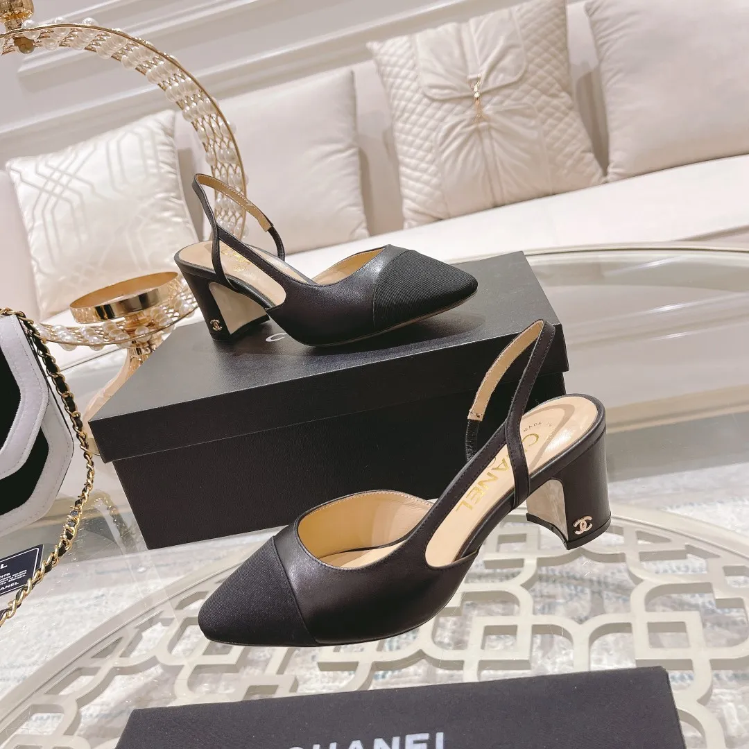 👟👟Ex-factory price 440👟👟 Chanel - Spring and summer classic color-blocked low-heeled side hollow sandals ⚠ Fashionable catwalk style❤ Mixed splicing colors, hollow toe style on the inside, 2.5cm thick heel and small logo embellishment, a fashionable interpretation! How to match the series to look good! Original customized wood-colored leather outsole, imported sheepskin surface, goatskin lining for feet... 35-40 regular sizes (41.42, 43 custom-made, non-returnable) 🎁Latest full set of packaging at the counter